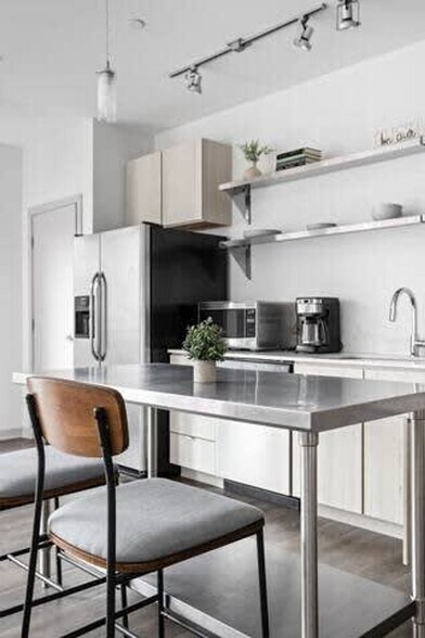 Building Photo - 747 N College Ave