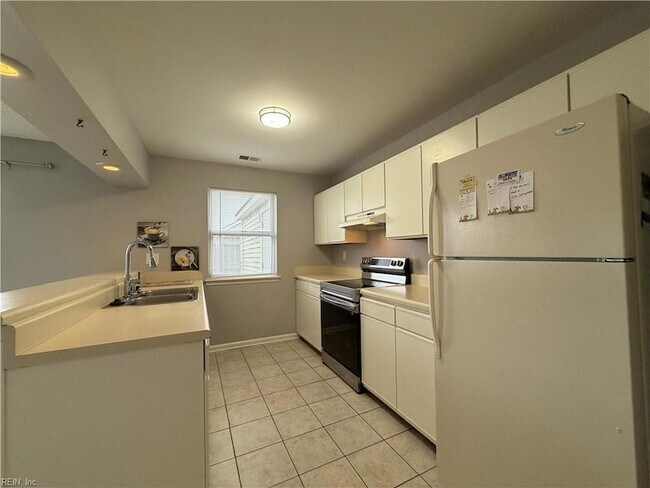 Building Photo - 5608 Tourmaline Ct