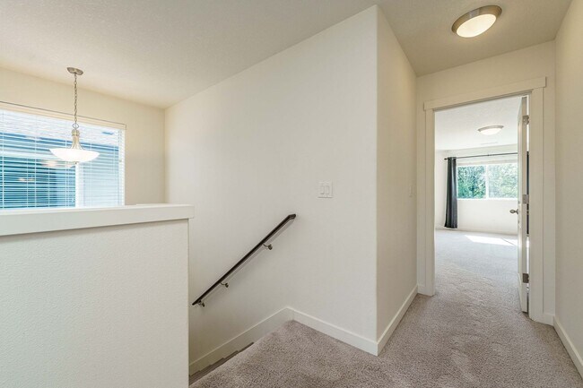 Building Photo - Light, Bright & Move-In Ready – 3BR Gem in Prime Ridgefield Location!  (Pet Friendly)