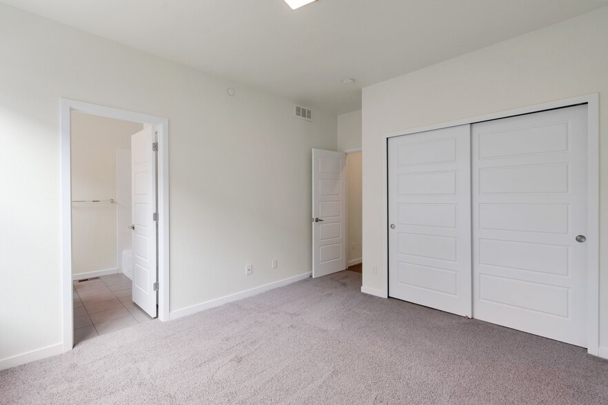 Building Photo - 415 Primrose Ln