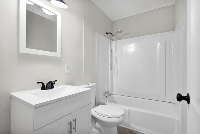 Building Photo - 216 Hawthrone