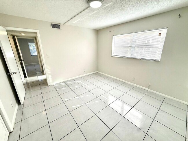 Building Photo - 3880 Woodside Dr