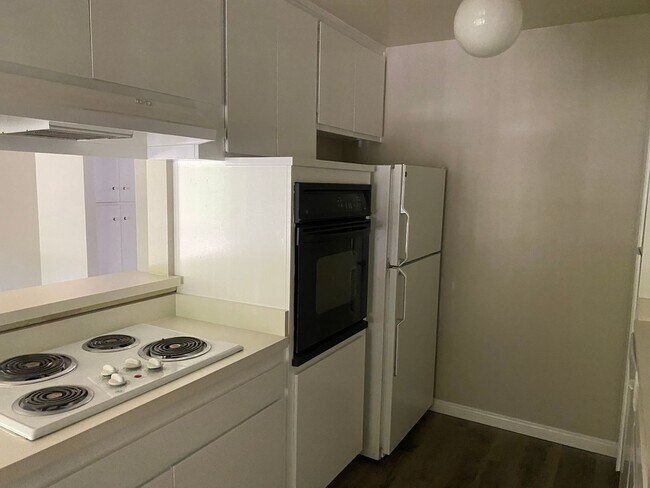 Building Photo - Spacious 1 Bedroom 1 Bath Upstairs Apartment