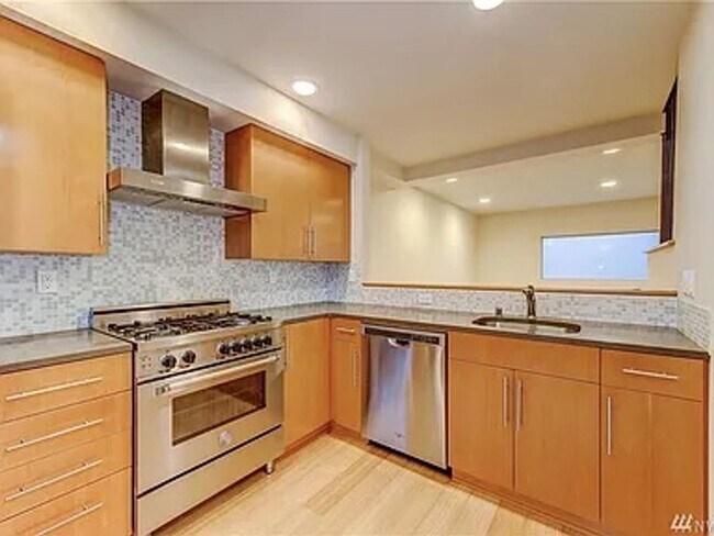 Building Photo - 6025 California Ave SW