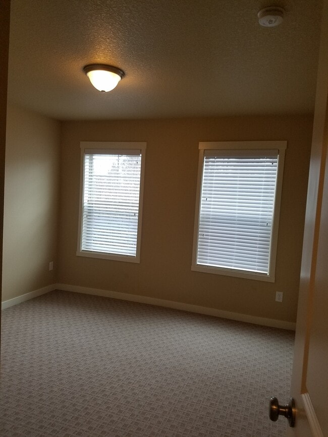 Building Photo - Beautiful Townhome in perfect location, only minutes from I-5