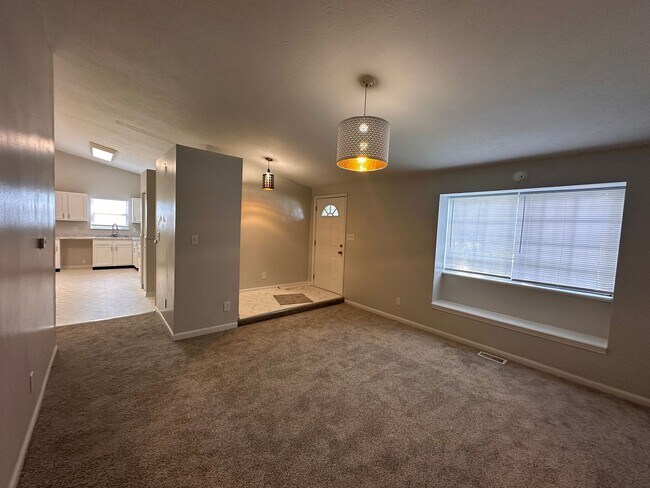 Building Photo - Newly Renovated 4 bed 3 FULL BATH / Warren Woods
