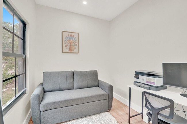 Building Photo - 727 Fernwood Dr