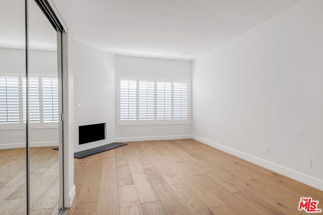 Building Photo - 11845 Mayfield Ave