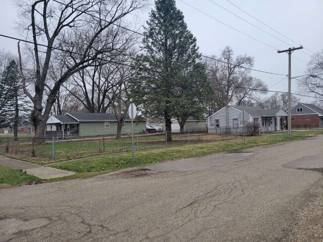 Building Photo - Your Next Home Awaits: 3 Bed 1 Bath Family!