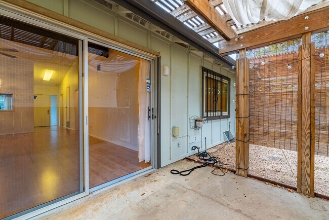 Building Photo - Stunning 2 Bedrooms, 2 Bathrooms in Quail ...