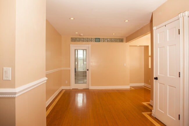 Building Photo - 384 Webster Ave