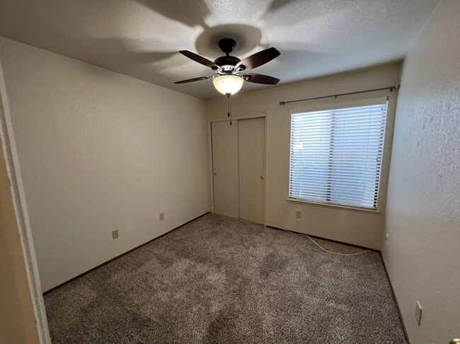 Building Photo - Single story condo located in Cedarbrook's Gated Community!