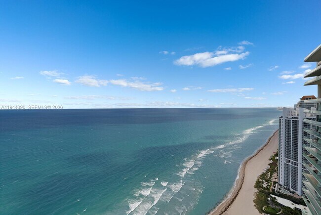 Building Photo - 18555 Collins Ave