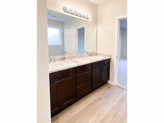 Building Photo - 40621 Guillemont Ln