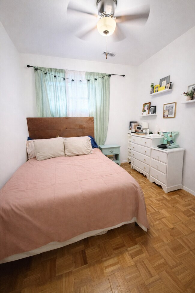 Building Photo - 4233 N Kenmore Ave