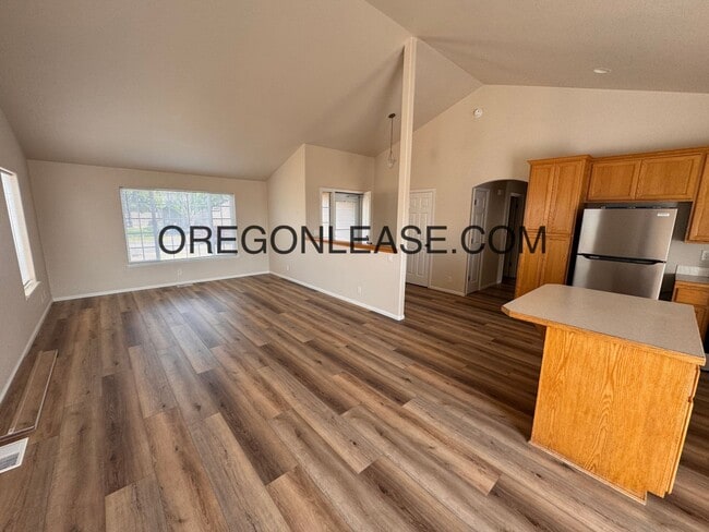 Building Photo - Newly remodeled West Eugene Home