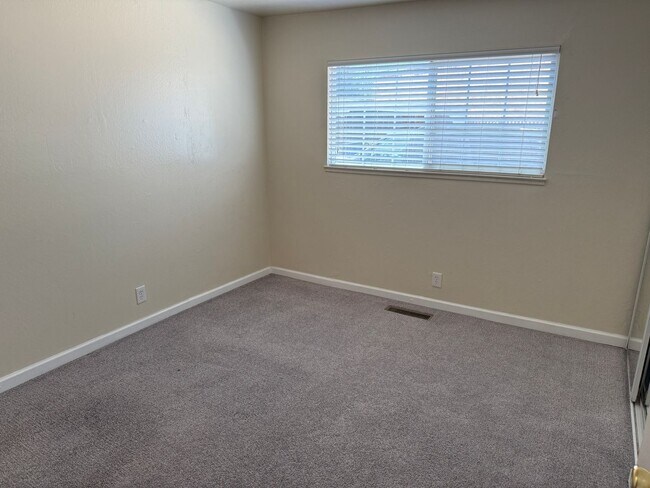 Building Photo - 2225 Hillsborough Ct