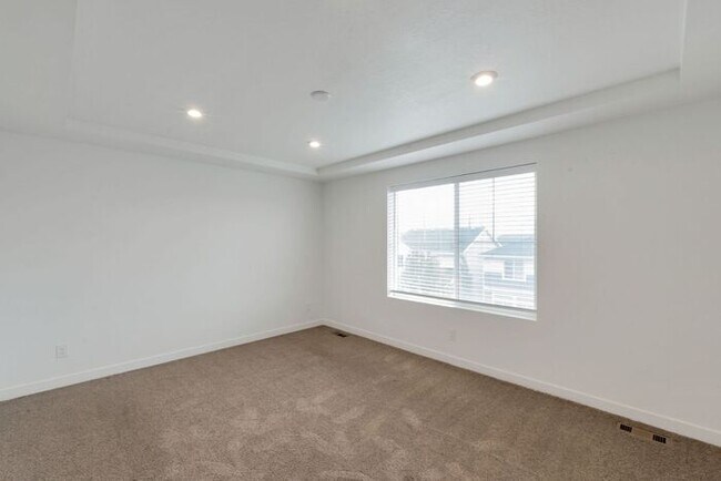 Building Photo - Like New Chic, Modern Spotless w 2 car attached