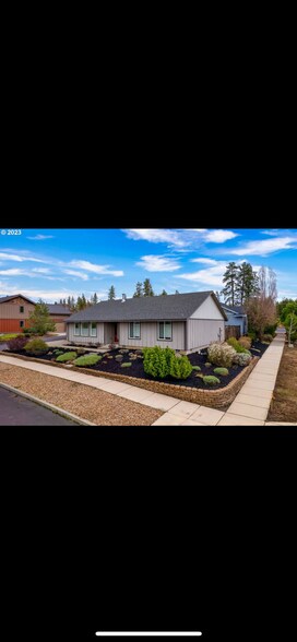 Building Photo - 3062 NW Kelly Hill Ct