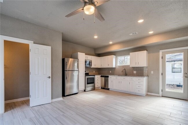 Building Photo - 402 E Hemlock St