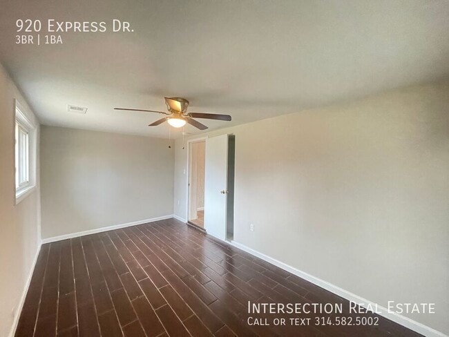 Building Photo - 920 Express Dr