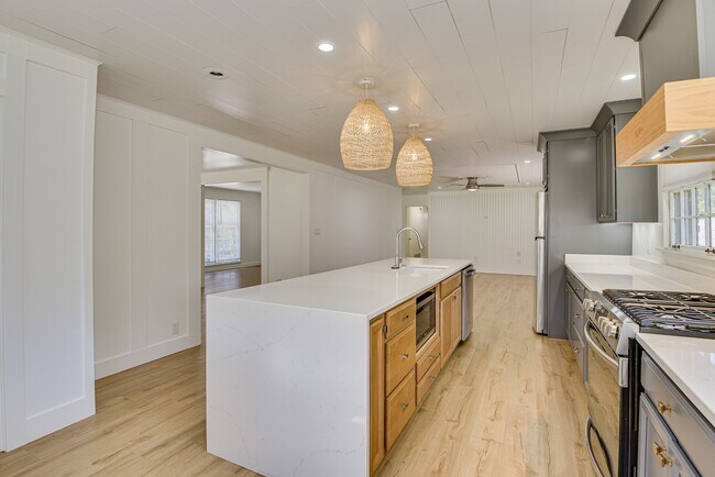 Building Photo - 3137 Edinburgh Dr