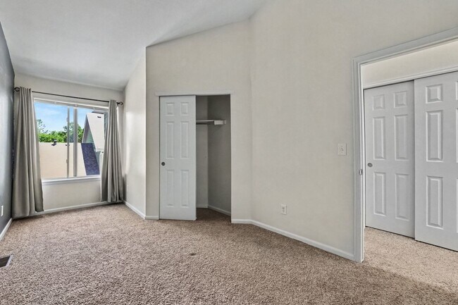 Building Photo - Bright Littleton Townhome with Vaulted Ceilings & Fireplace
