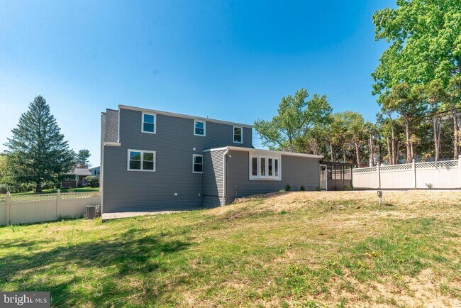Building Photo - 248 Penncrest Dr