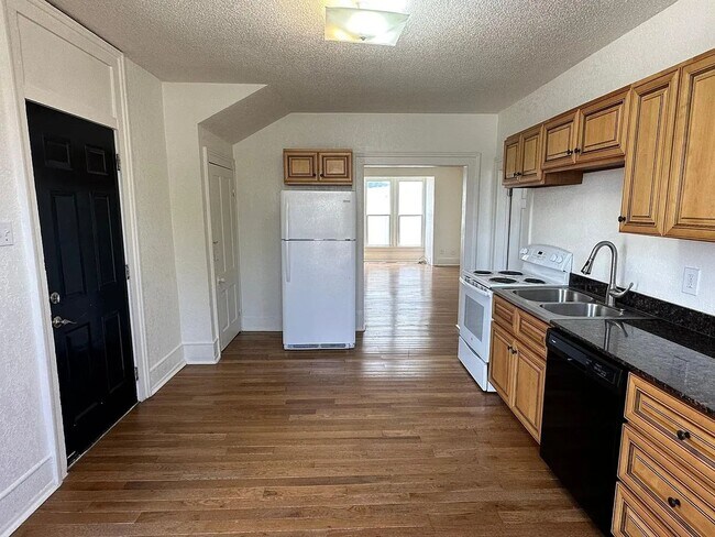 Building Photo - 404 S Marion St