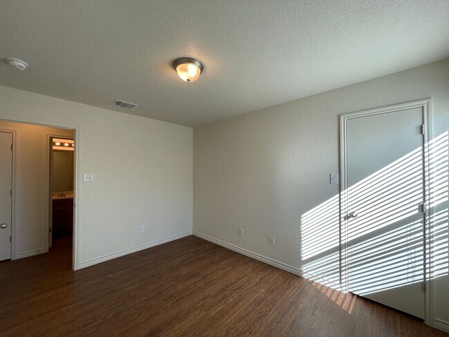 Building Photo - 1529 Justin Lp