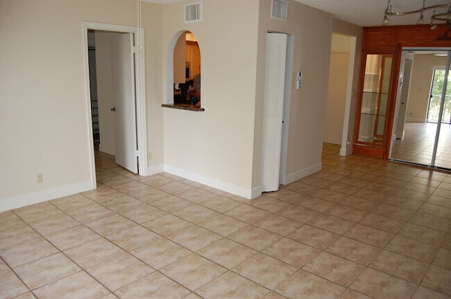 Building Photo - 4013 N Ocean Dr