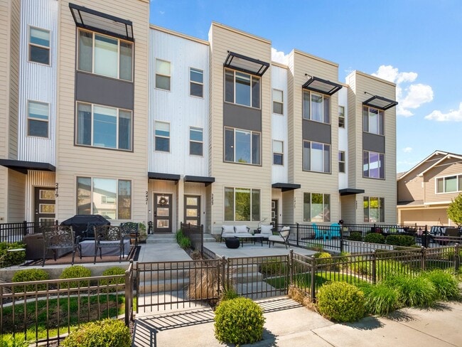 Building Photo - 2423 W Bridge Ave