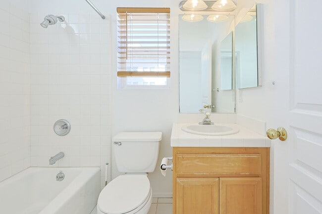 Building Photo - 2 Bed / 2.5 Bath Condo – Walk to Balboa Park!