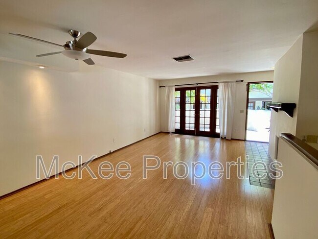 Building Photo - 8668 Villa La Jolla Dr