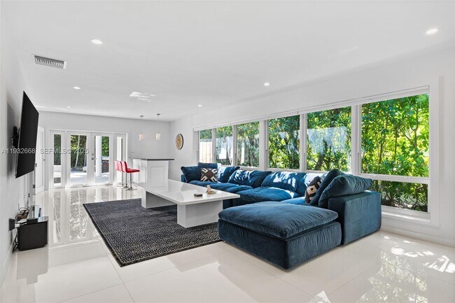 Building Photo - 5055 N Bay Rd