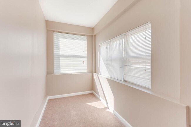 Building Photo - 104 Evesham Ave W
