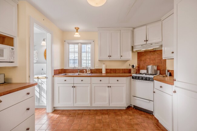 Building Photo - 11 Lower Beach Rd