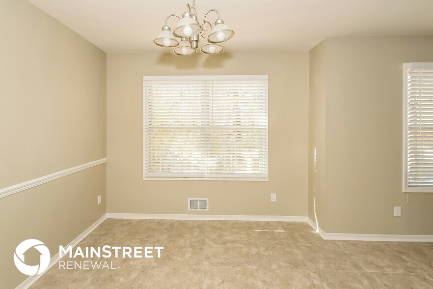 Building Photo - 1525 Pine Tree Dr