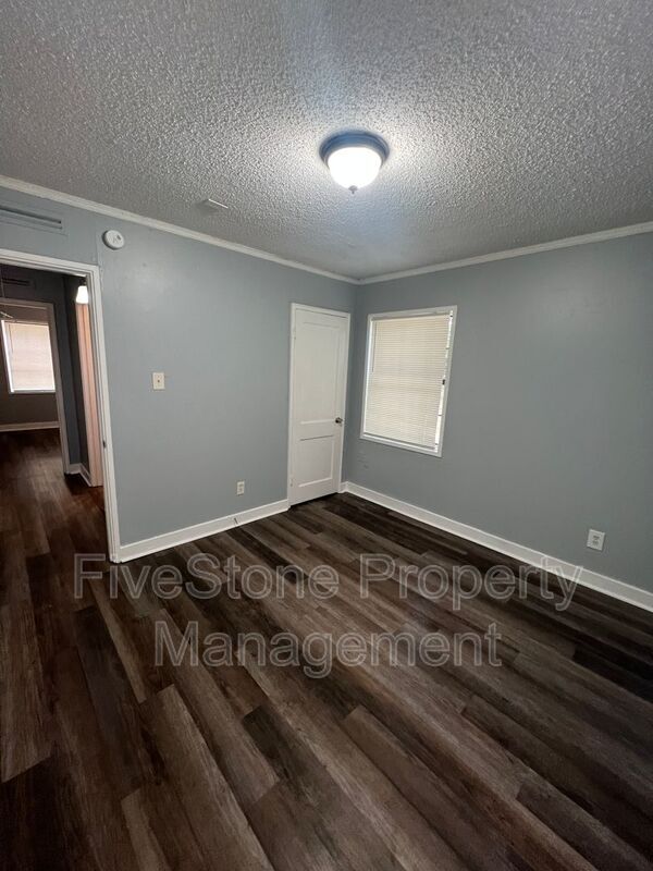 Building Photo - 1300 Robin Hood Ln