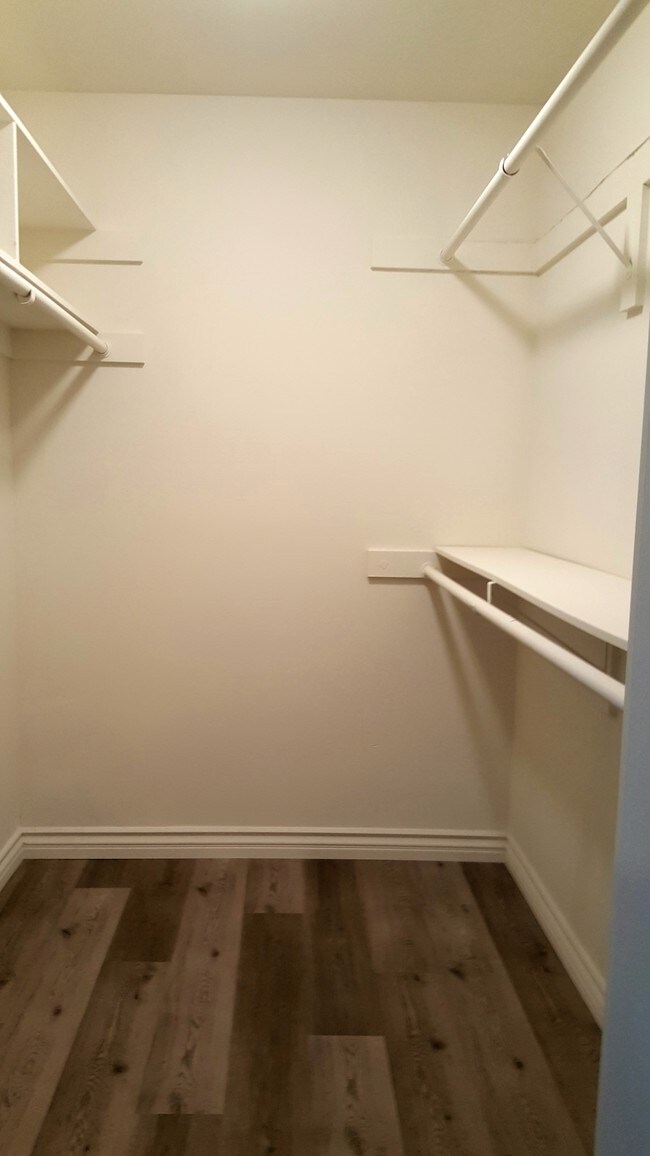 Building Photo - 9900 Jordan Ave