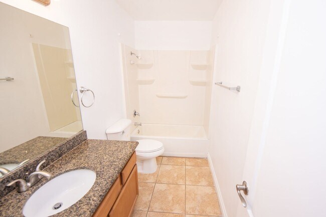 Building Photo - $500 off first month rent! 2BR/1.5BA Condo! 2 parking spaces
