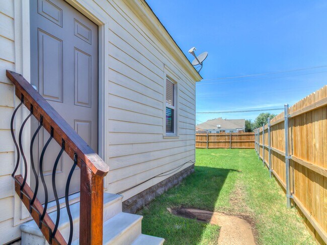 Building Photo - Beautifully Remodeled 2 bed / 1 bath