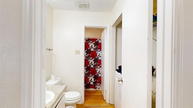 Building Photo - 1005 Spring Loop