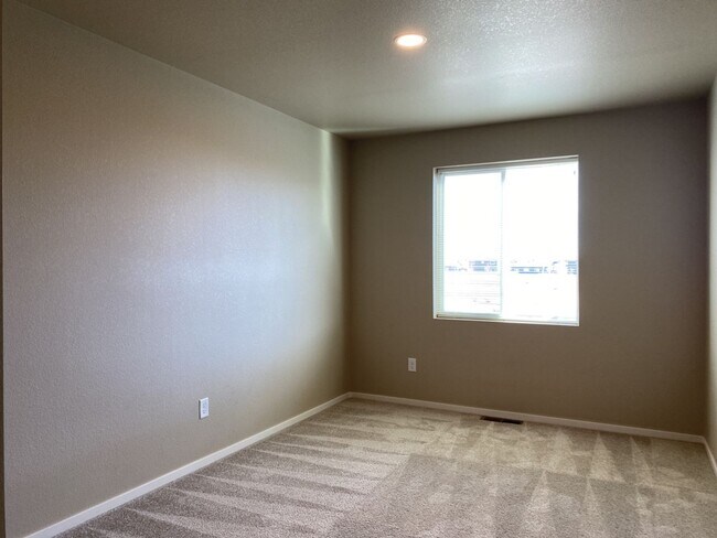 Building Photo - Beautiful Townhome 3-Bedroom / 2.5-Bath Near Walking Trail, Park