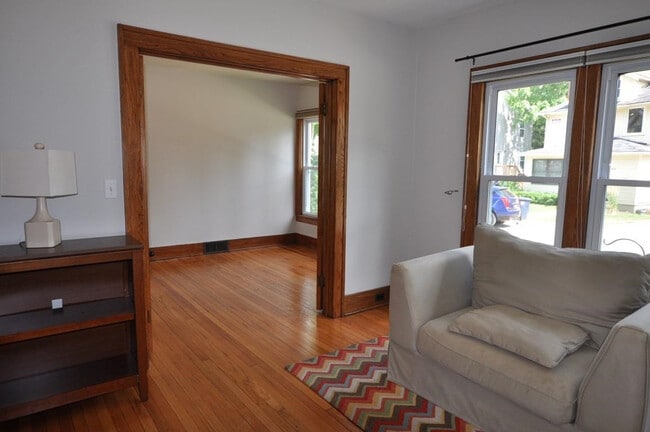 Building Photo - 921 Sylvan Ave