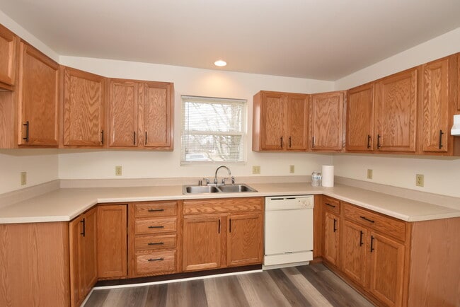 Building Photo - 3042 Hamlin Ave