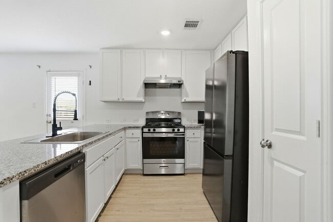 Building Photo - Single-Story 3/2 Rental Near Lackland Air Force Base | No Carpet | Fridge Included |