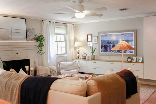Building Photo - Charming 2BR in Historic Home – Bright, Sp...