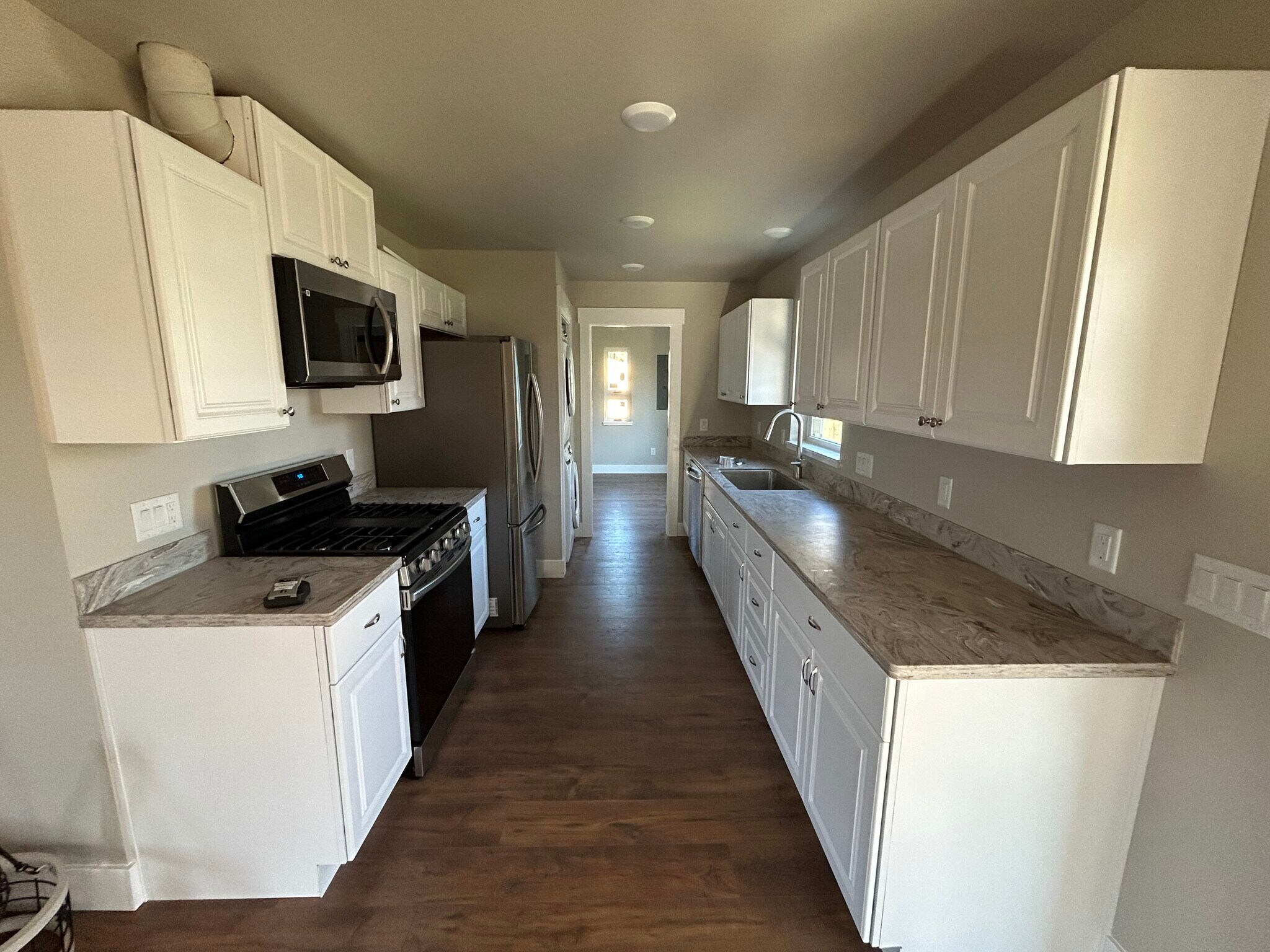 Kitchen - 236 W Kent Ave