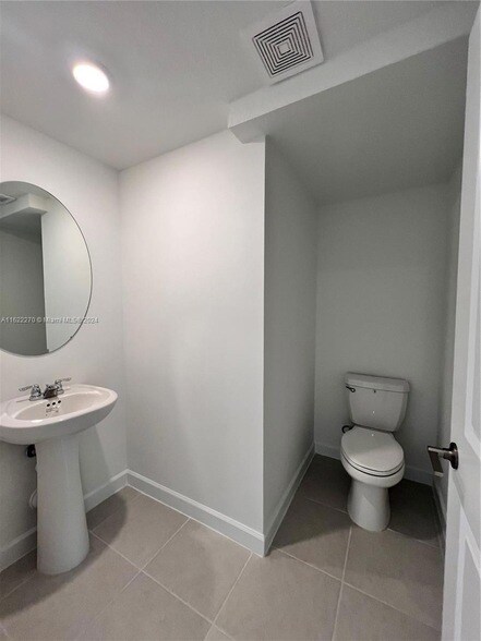 Building Photo - 714 SE 13th Ct